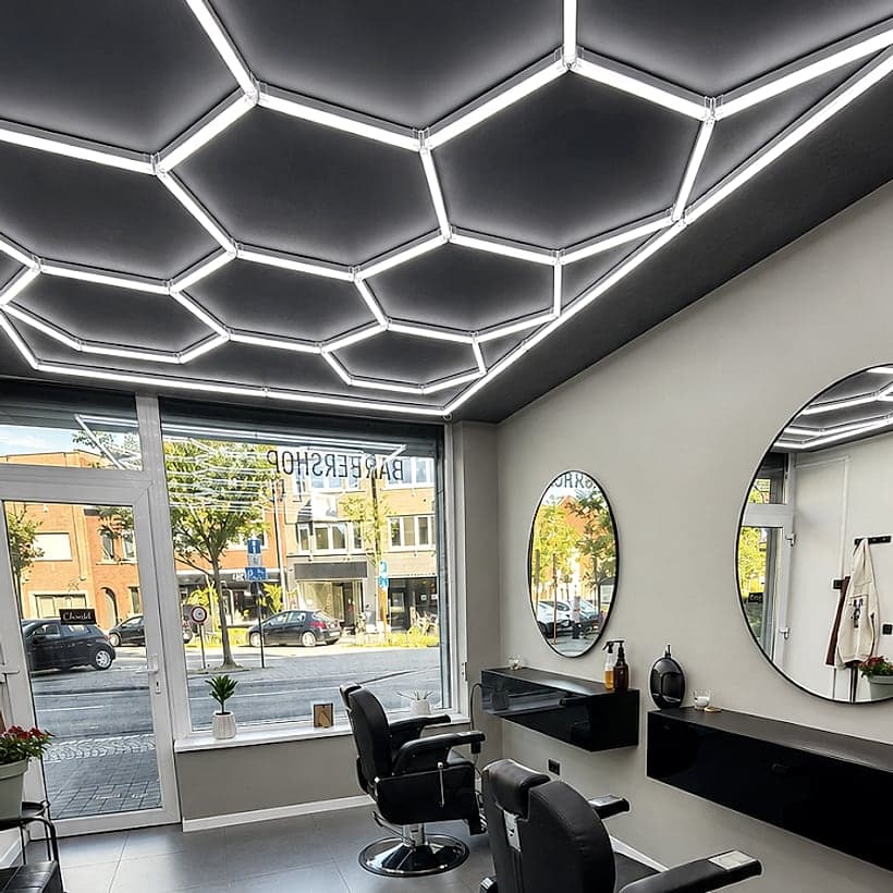 Modern interieur met hexagon-LED-plafond bij C/G